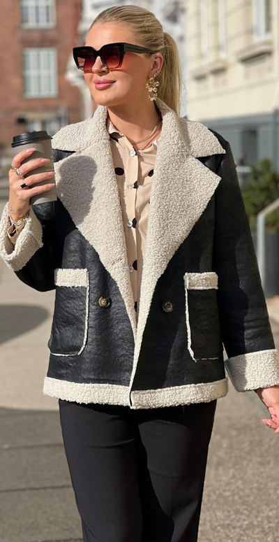 Malone jakke med plys ved krave og ærmer sort