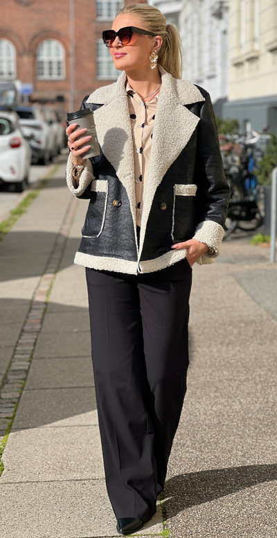 Malone jakke med plys ved krave og ærmer sort