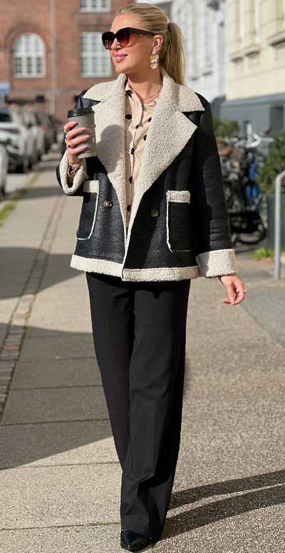 Malone jakke med plys ved krave og ærmer sort