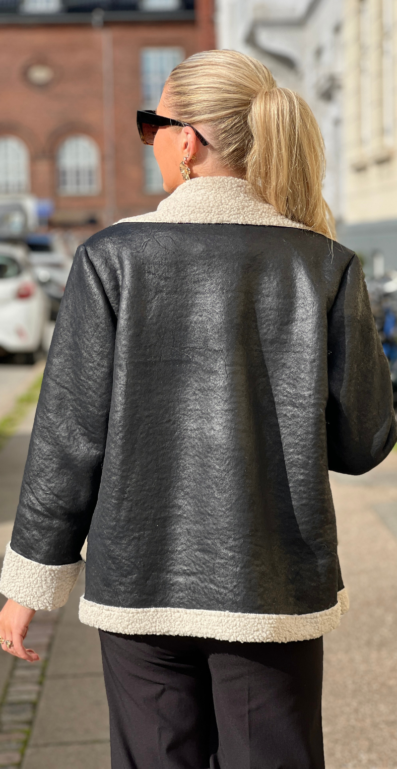 Malone jakke med plys ved krave og ærmer sort