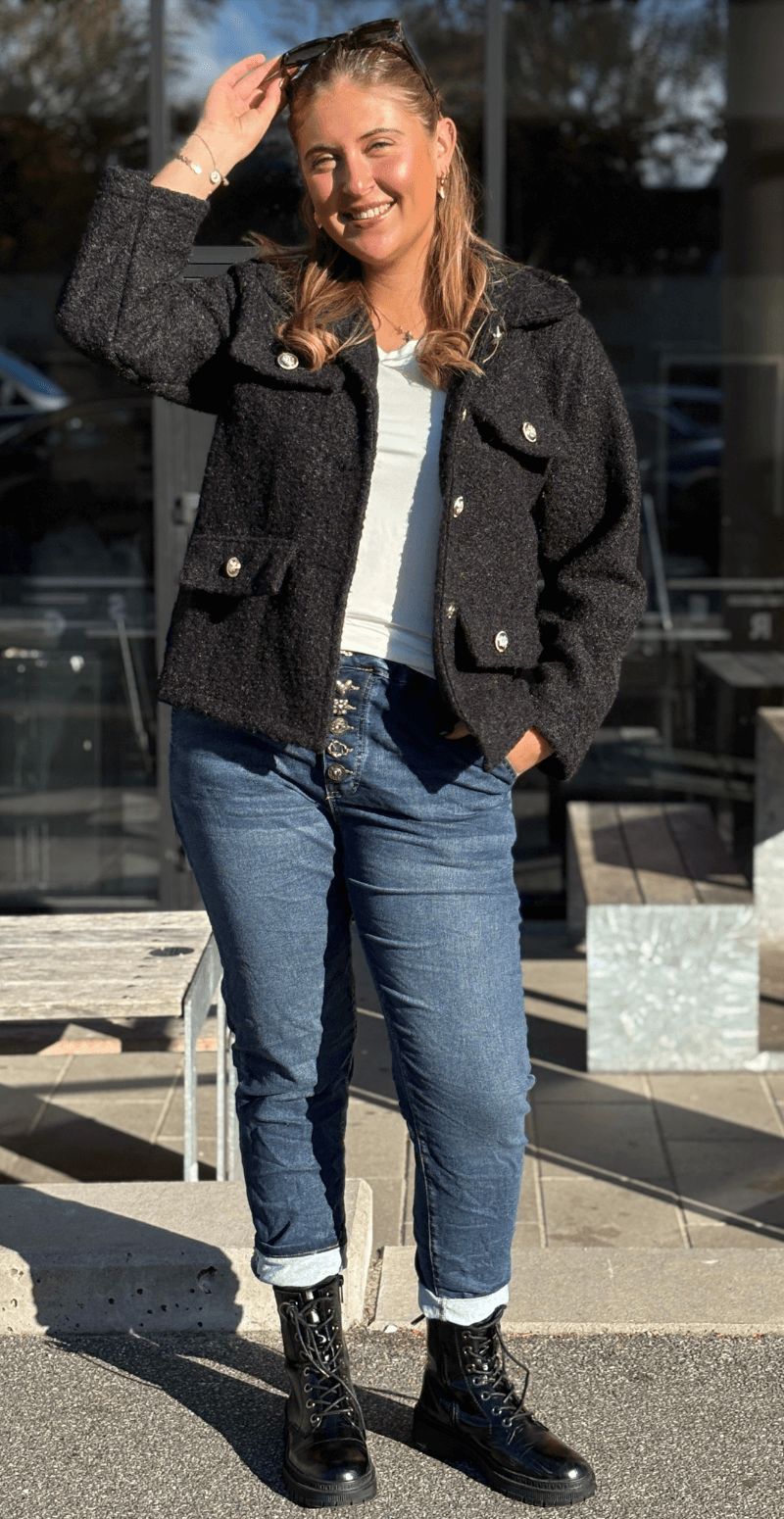 Anastacia klassisk jakke med pynteknapper sort