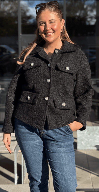 Anastacia klassisk jakke med pynteknapper sort