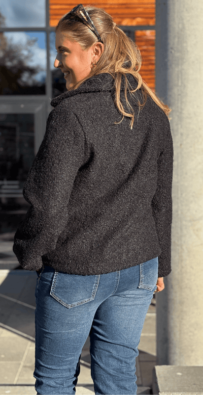 Anastacia klassisk jakke med pynteknapper sort